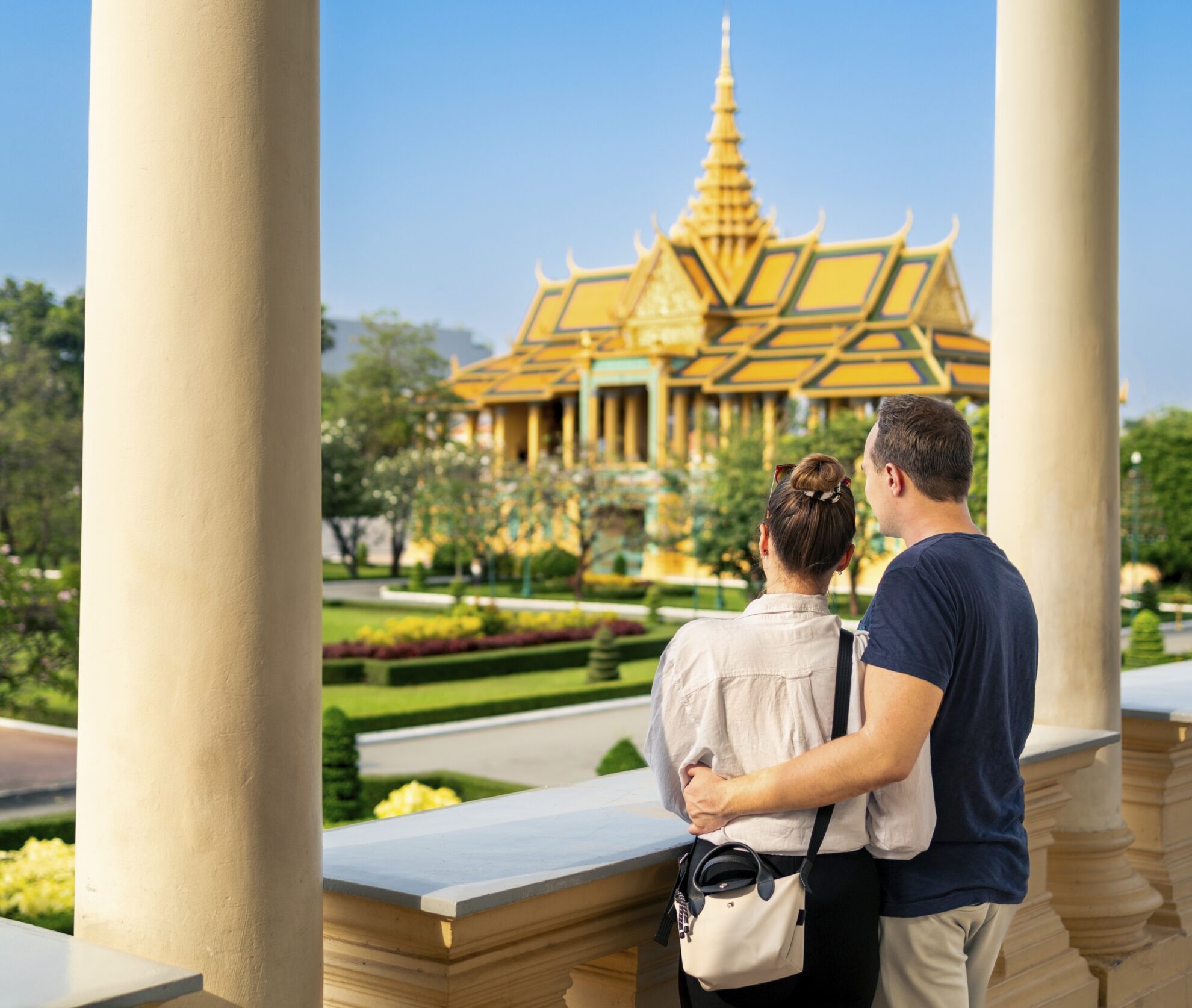 shutterstock 2407542369 kambodscha phnom penh koenigspalast menschen paar touristenjpg 3745511