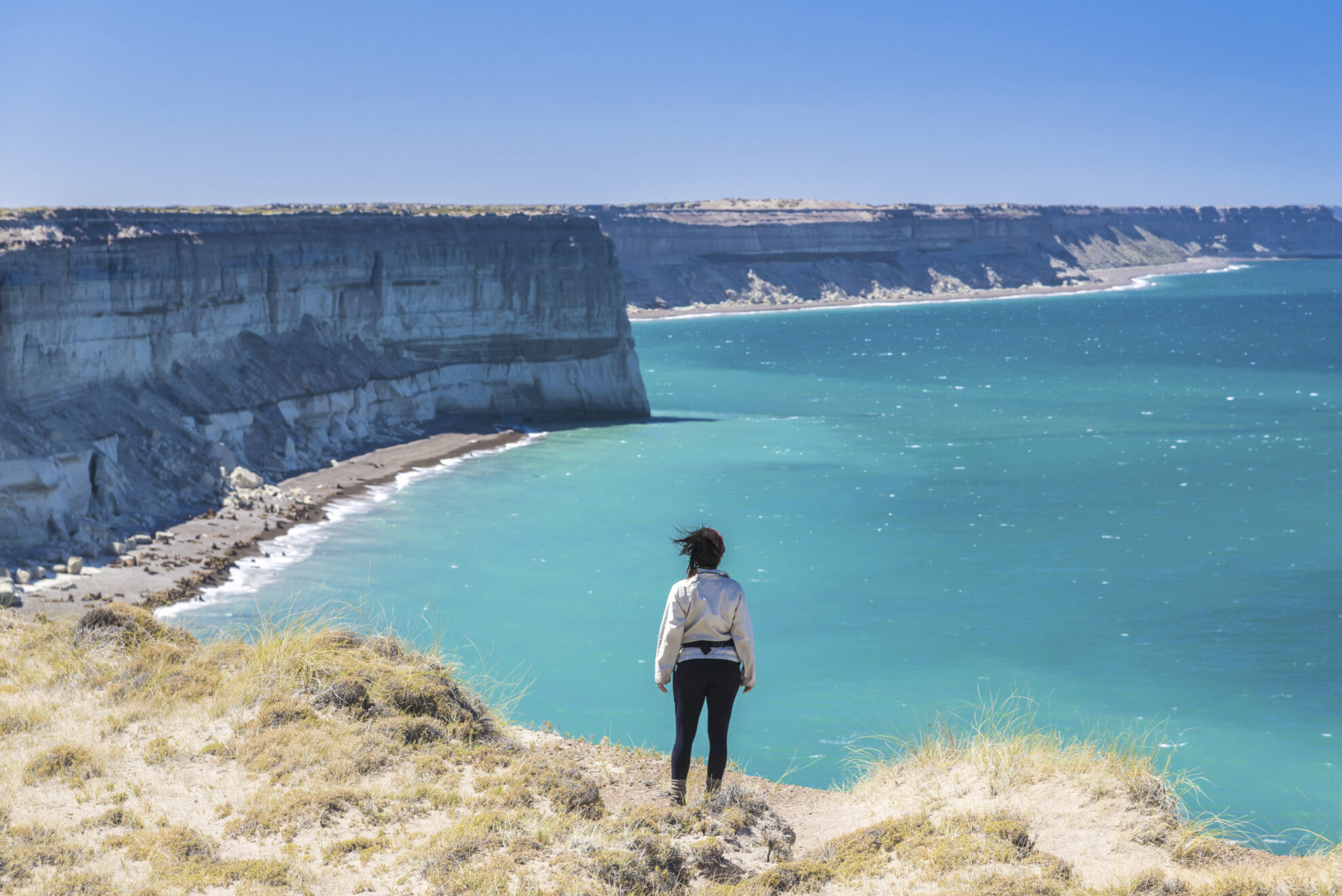 Frau an einer Klippe in Puerto Pirámides auf der Halbinsel Valdés in Argentinien