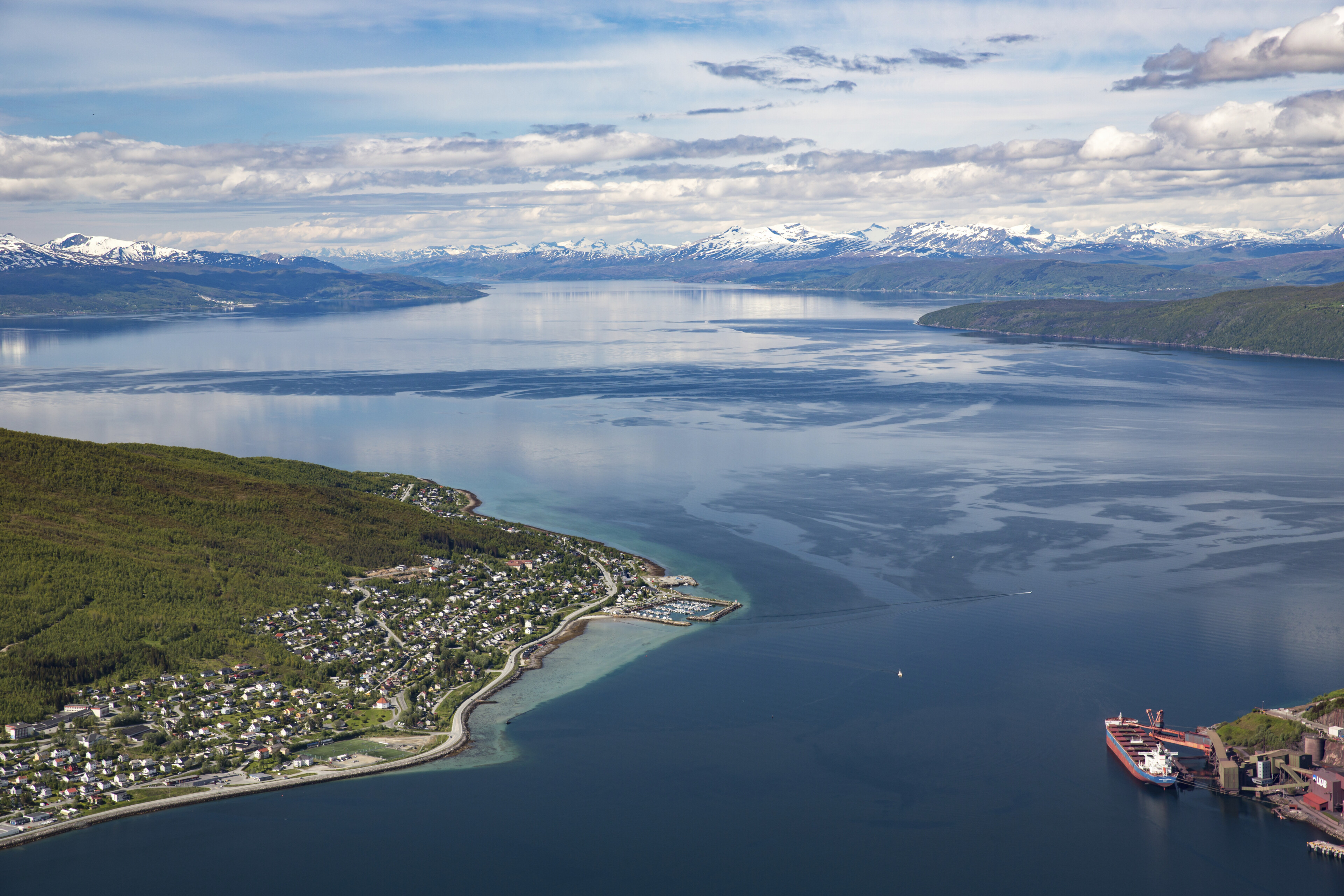 Ausblick auf die Bucht und die Stadt Narvik, Norwegen