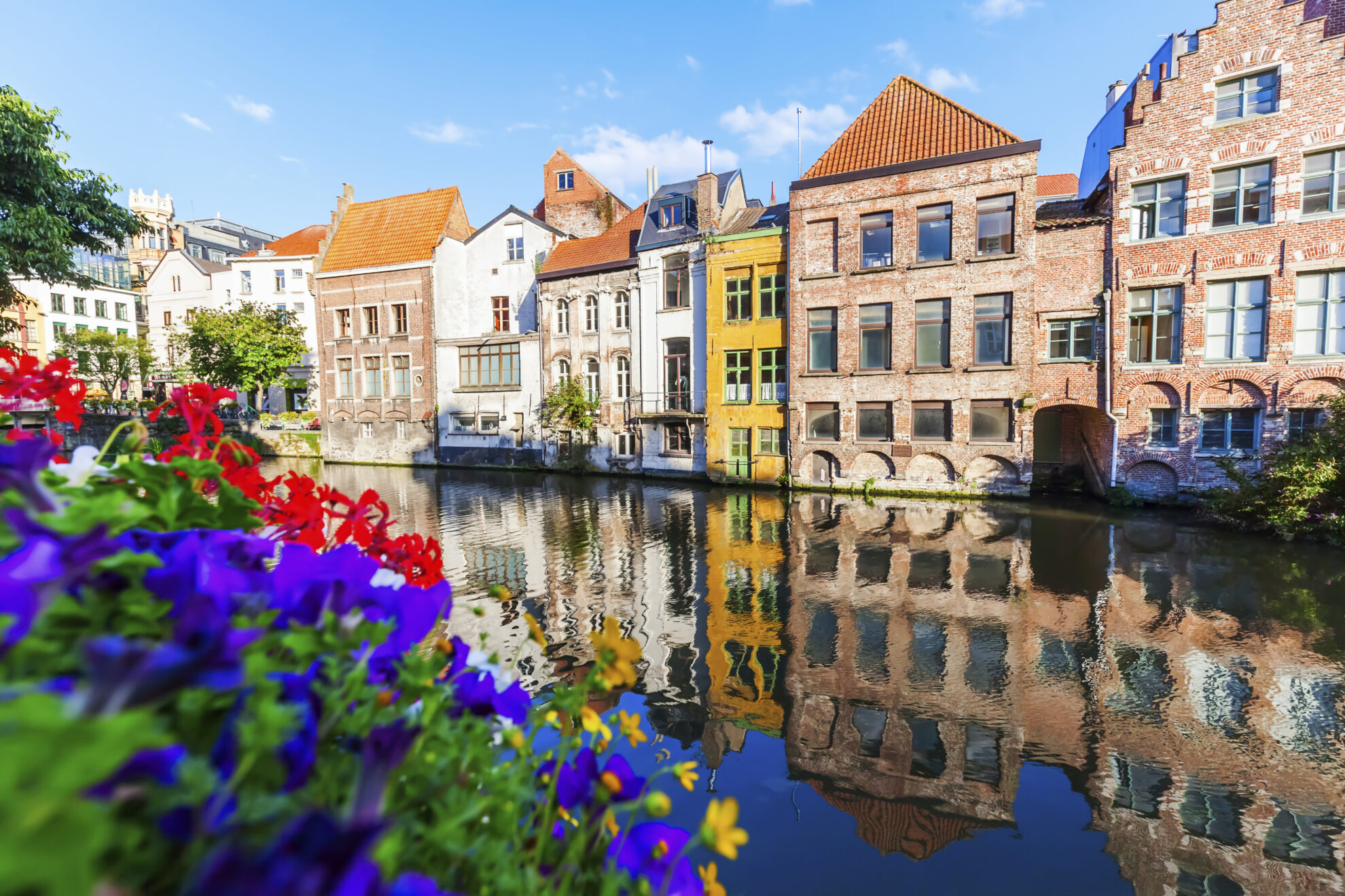 shutterstock 319741124 belgien gent haeuser blumen grachtjpg 3658412