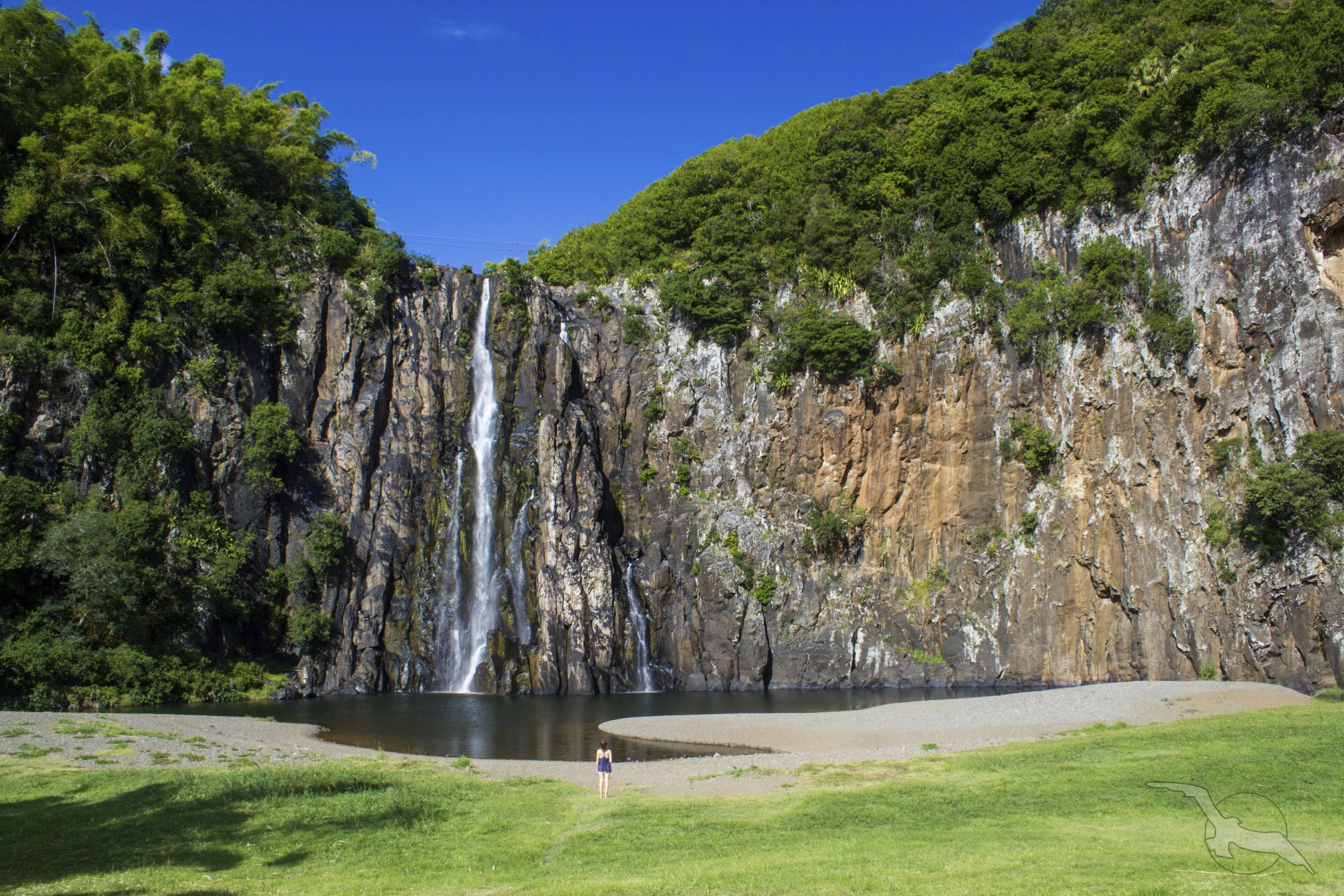shutterstock 373105045 la reunion landschaft felsen wasserfalljpg 3663492