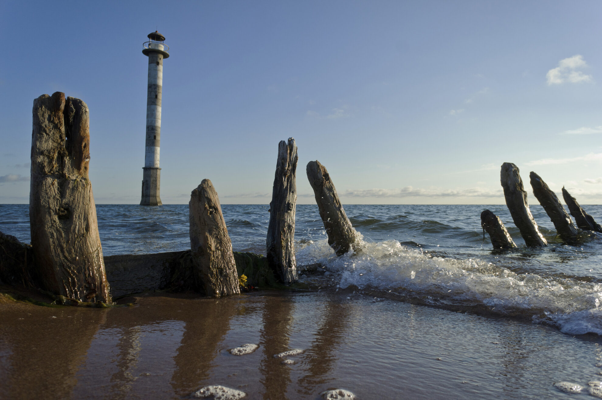 Blick auf den Leuchtturm Kiipsaare an der Halbinsel Harilai auf Saaremaa, Estland
