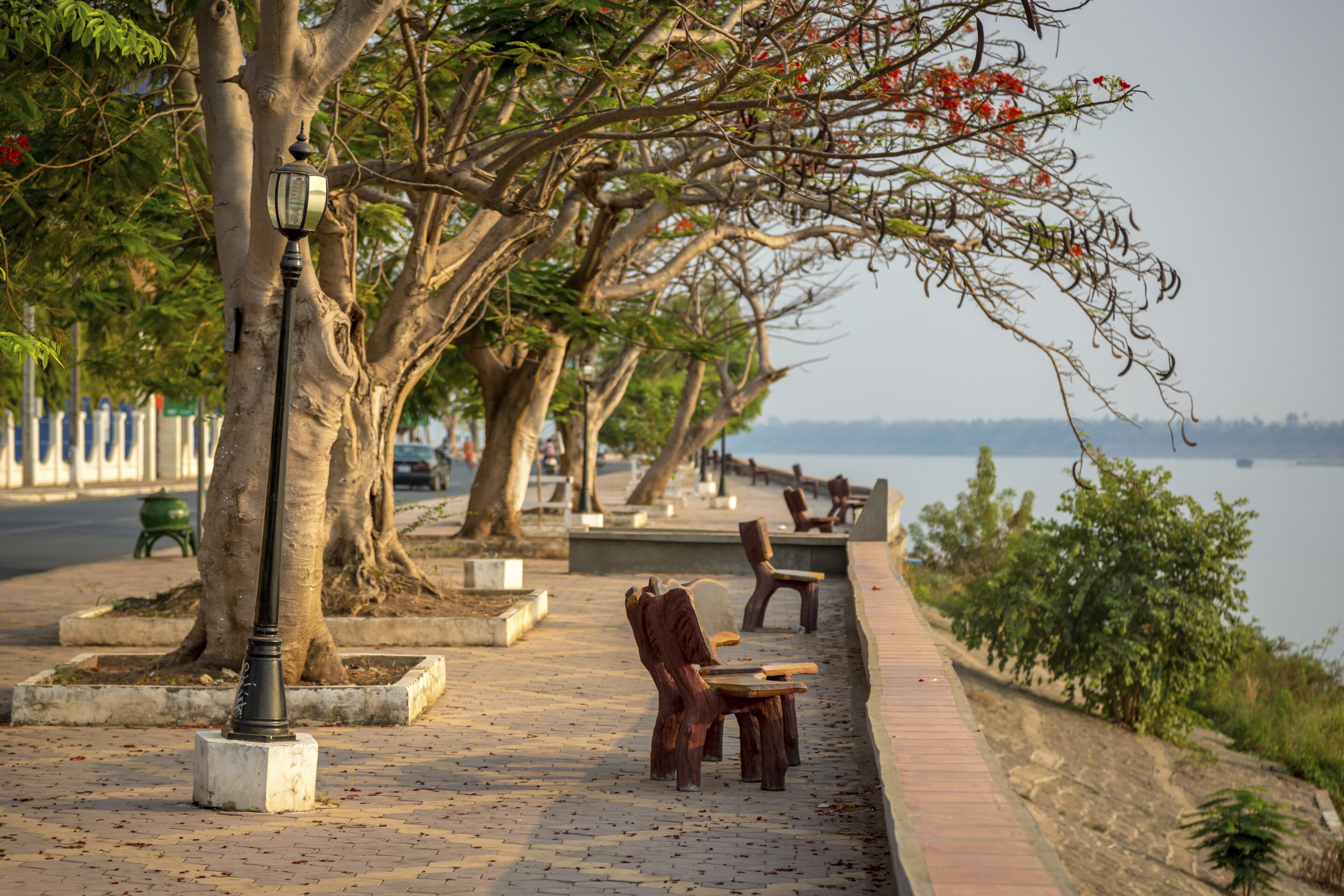 Promenade am Mekong Fluss in Kratié, Kambodscha