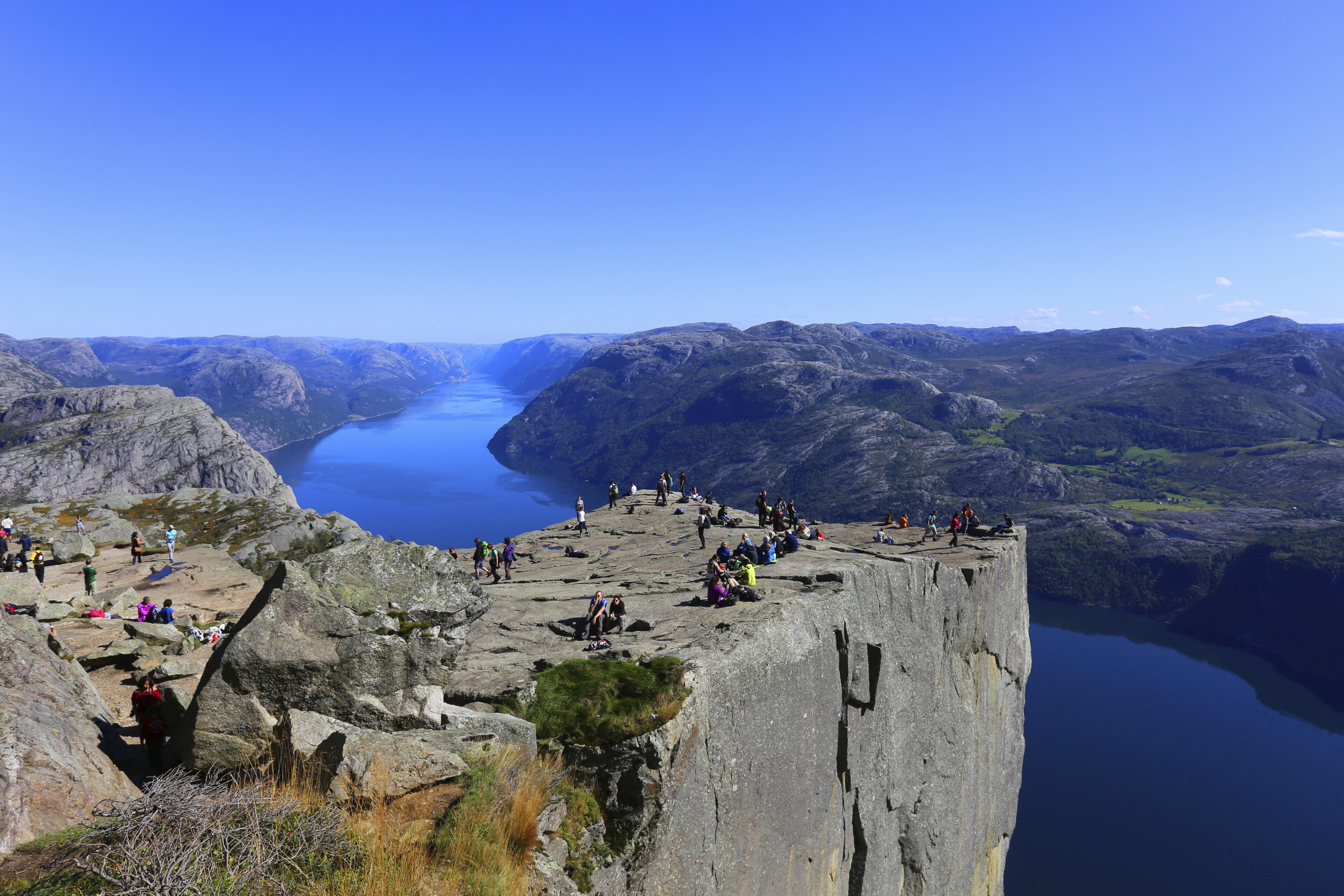 Blick auf die Felsplattform "Preikestolen" und den Lysefjord, Norwegen