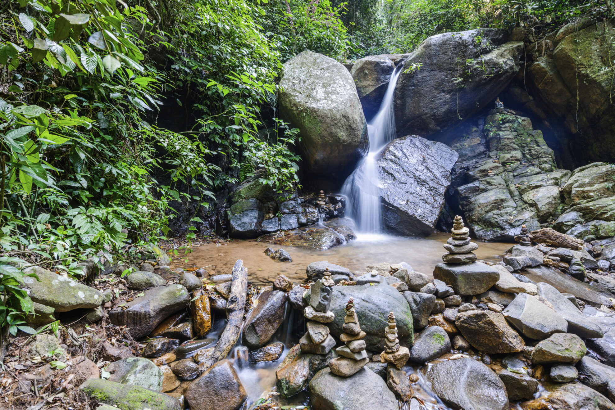 shutterstock 411907714 brasilien rio de janeiro tijuca wald wasserfalljpg 3660055