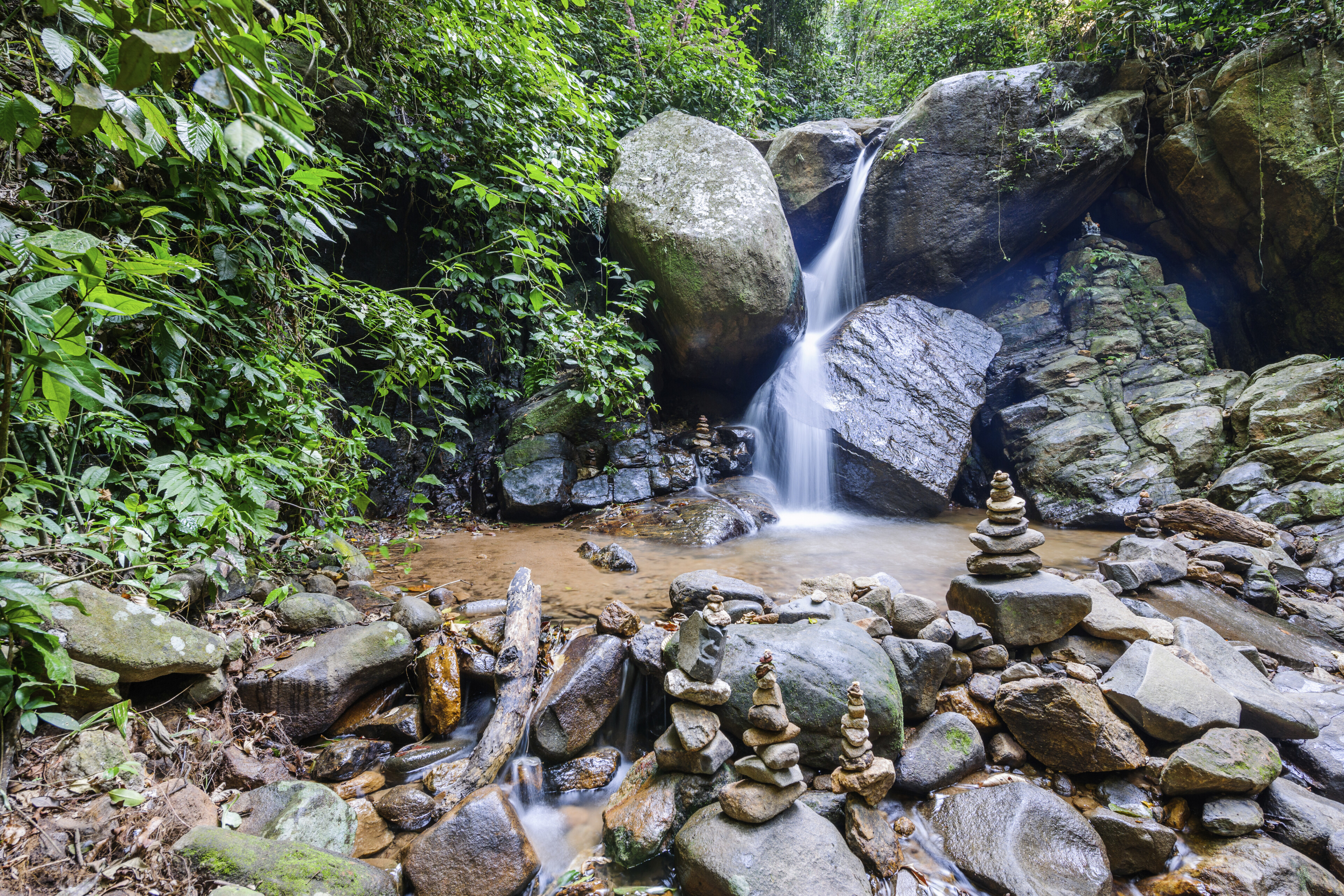 shutterstock 411907714 brasilien rio de janeiro tijuca wald wasserfalljpg 3660055