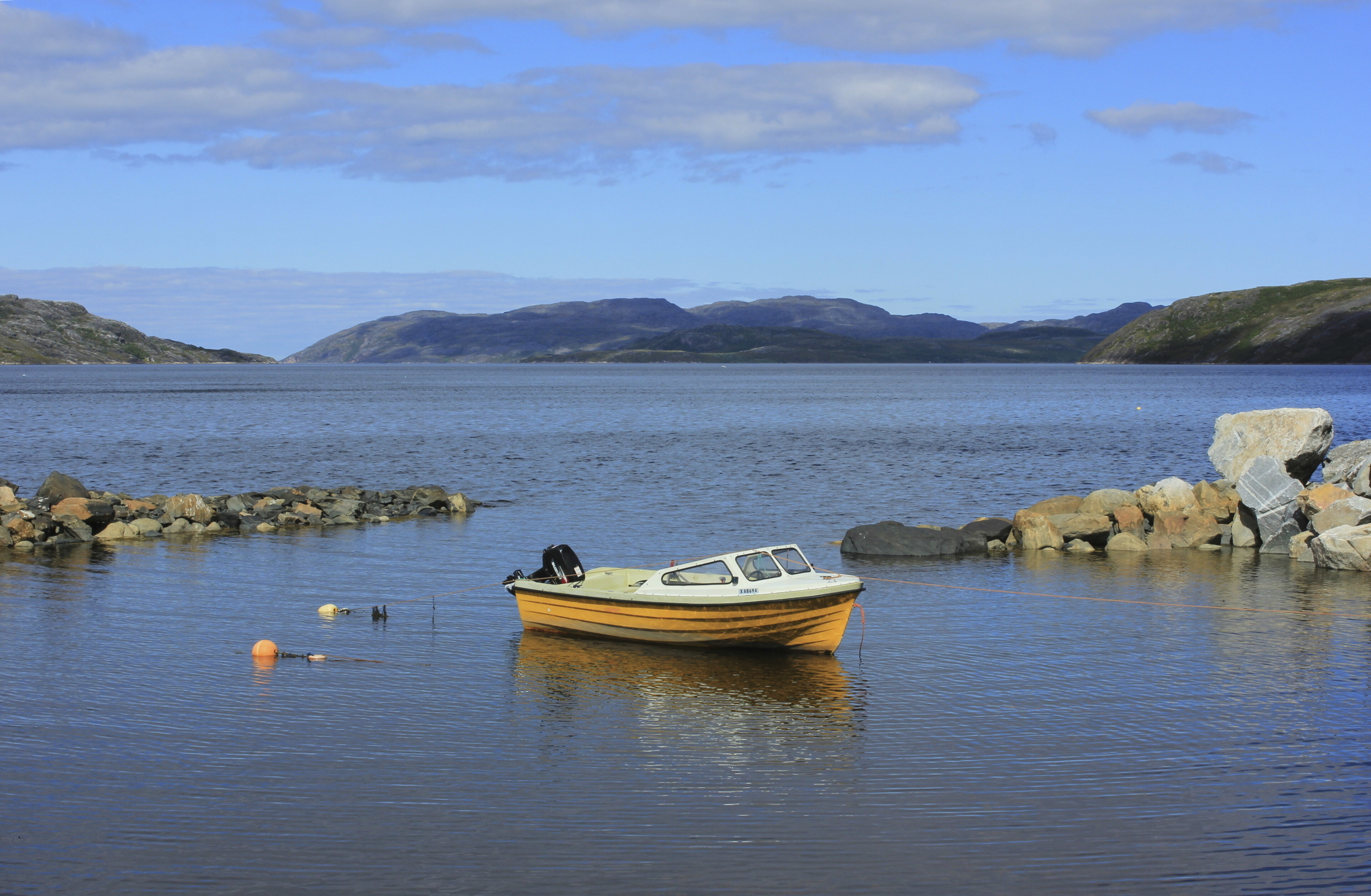 shutterstock 447301687 norwegen kirkenes fjord bootjpg 3659565
