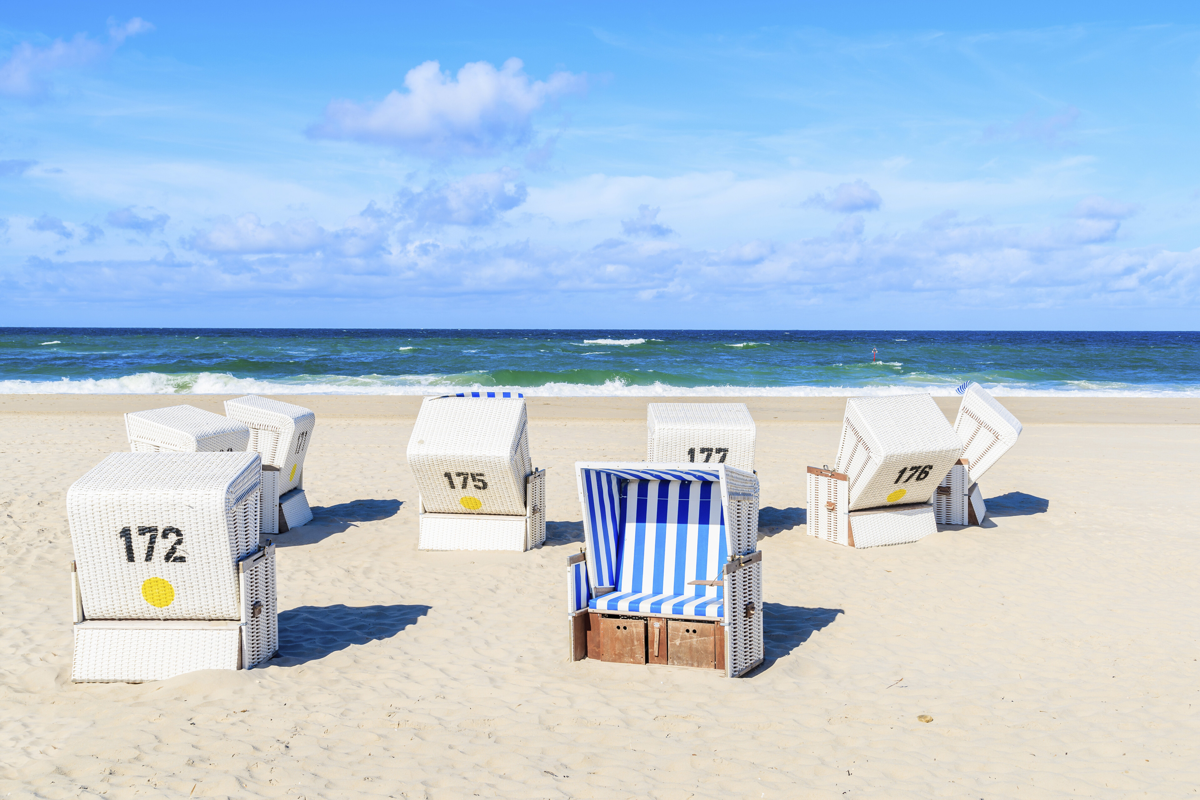 Blau-weiße Strandkörbe auf Sylt, Deutschland