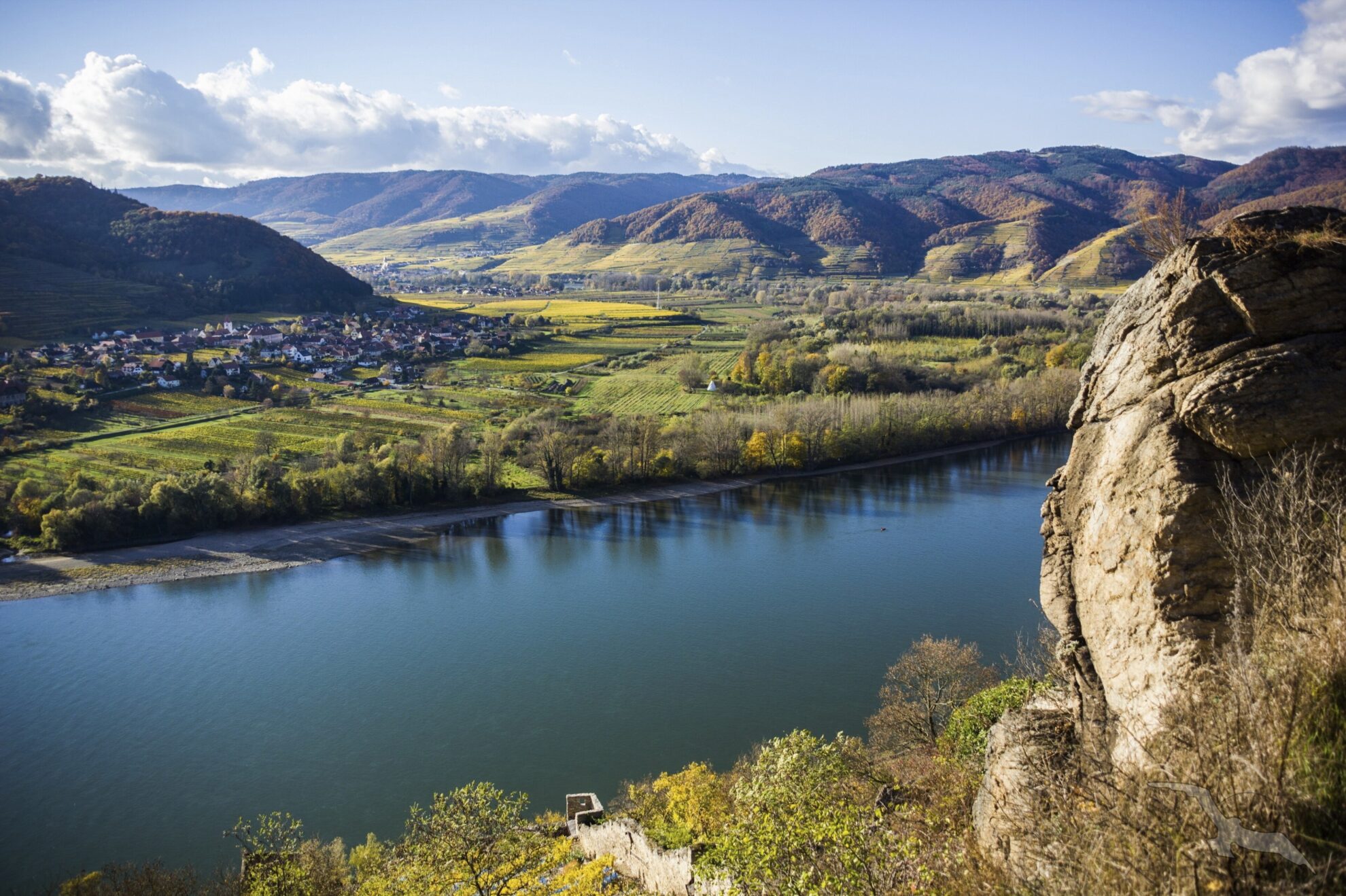 Die Donau fließt durch die Wachau, zwischen Melk und Krems in Österreich