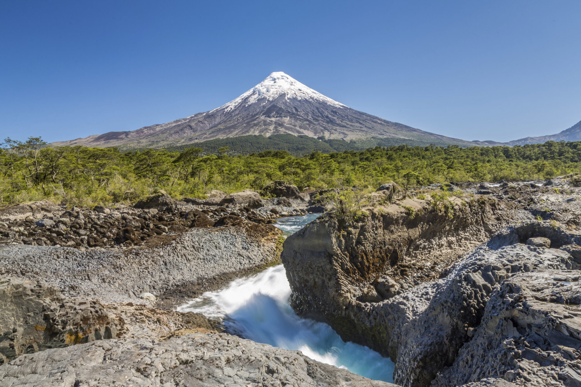 shutterstock 546067192 chile puerto montt osorno vulkan petrohue stromschnellenjpg 3659987