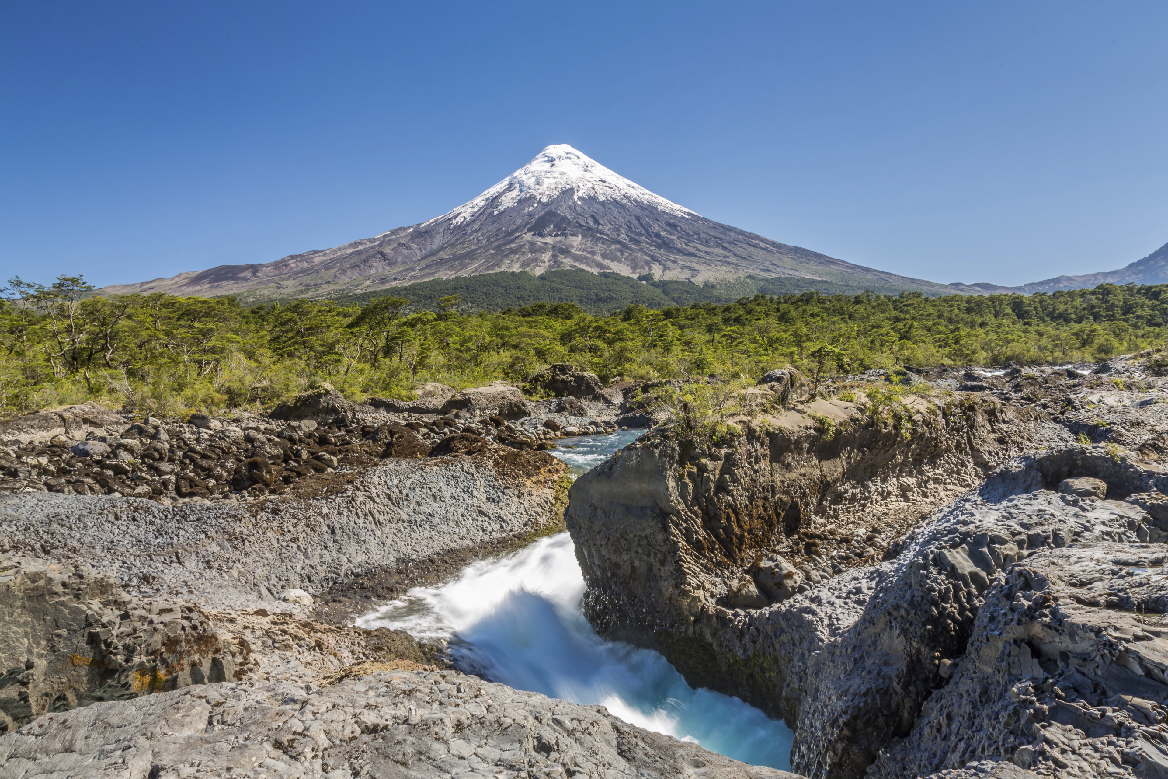 shutterstock 546067192 chile puerto montt osorno vulkan petrohue stromschnellenjpg 3659987