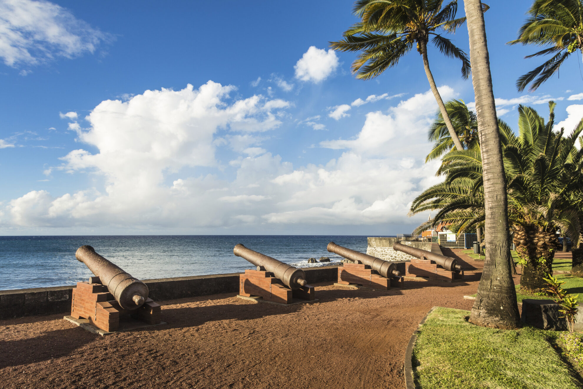 shutterstock 546313456 la reunion saint denis historische kanonen meerjpg 3665214