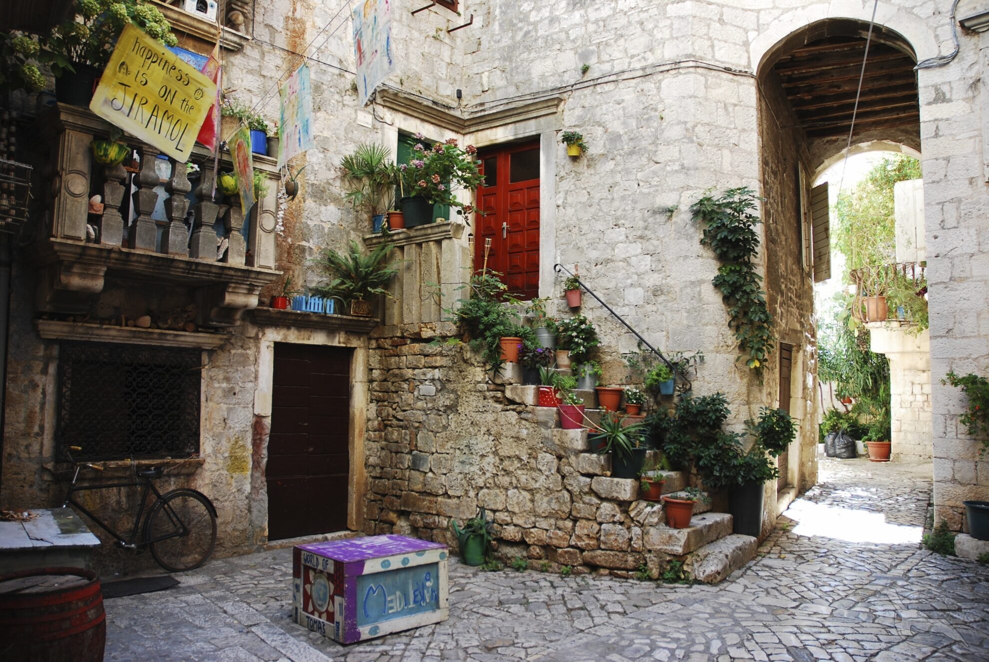 shutterstock 561491818 kroatien trogir gasse hinterhofjpg 3675179