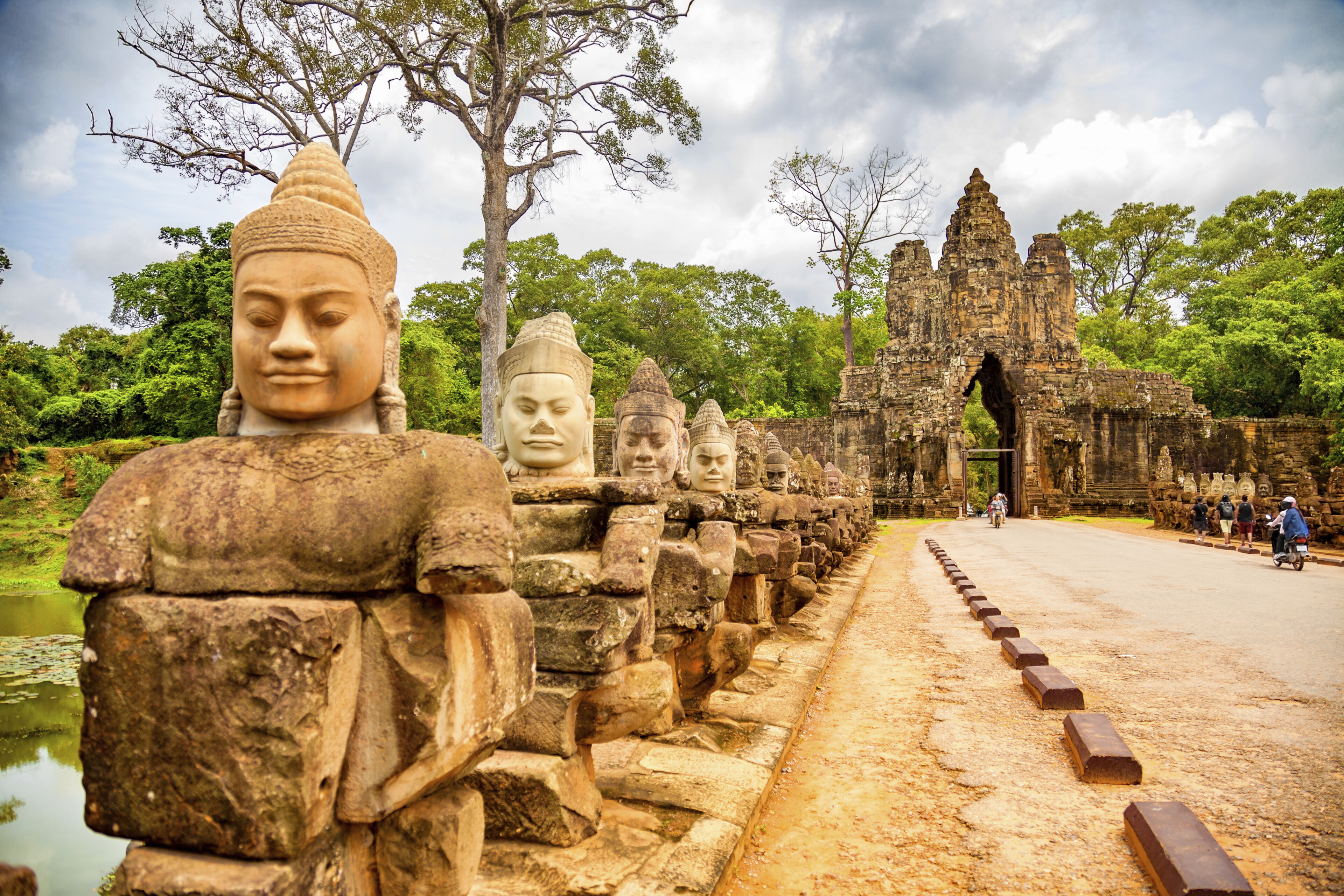Statuen vor dem Tor von Angkor Thom in Siem Reap, Kambodscha