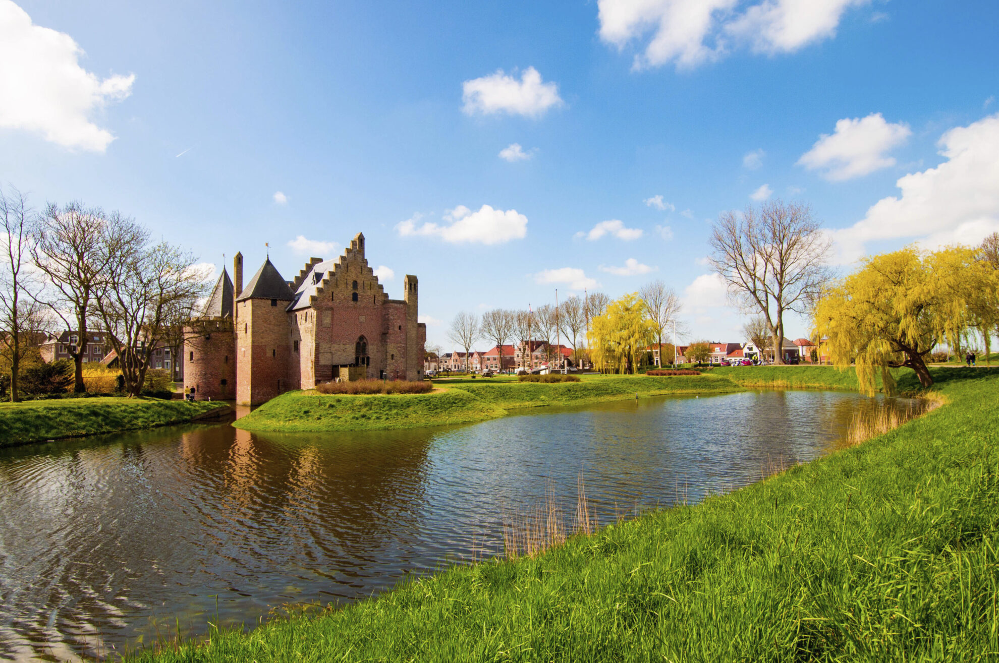 shutterstock 614687537 niederlande medemblik schloss radboud teichjpg 3663022