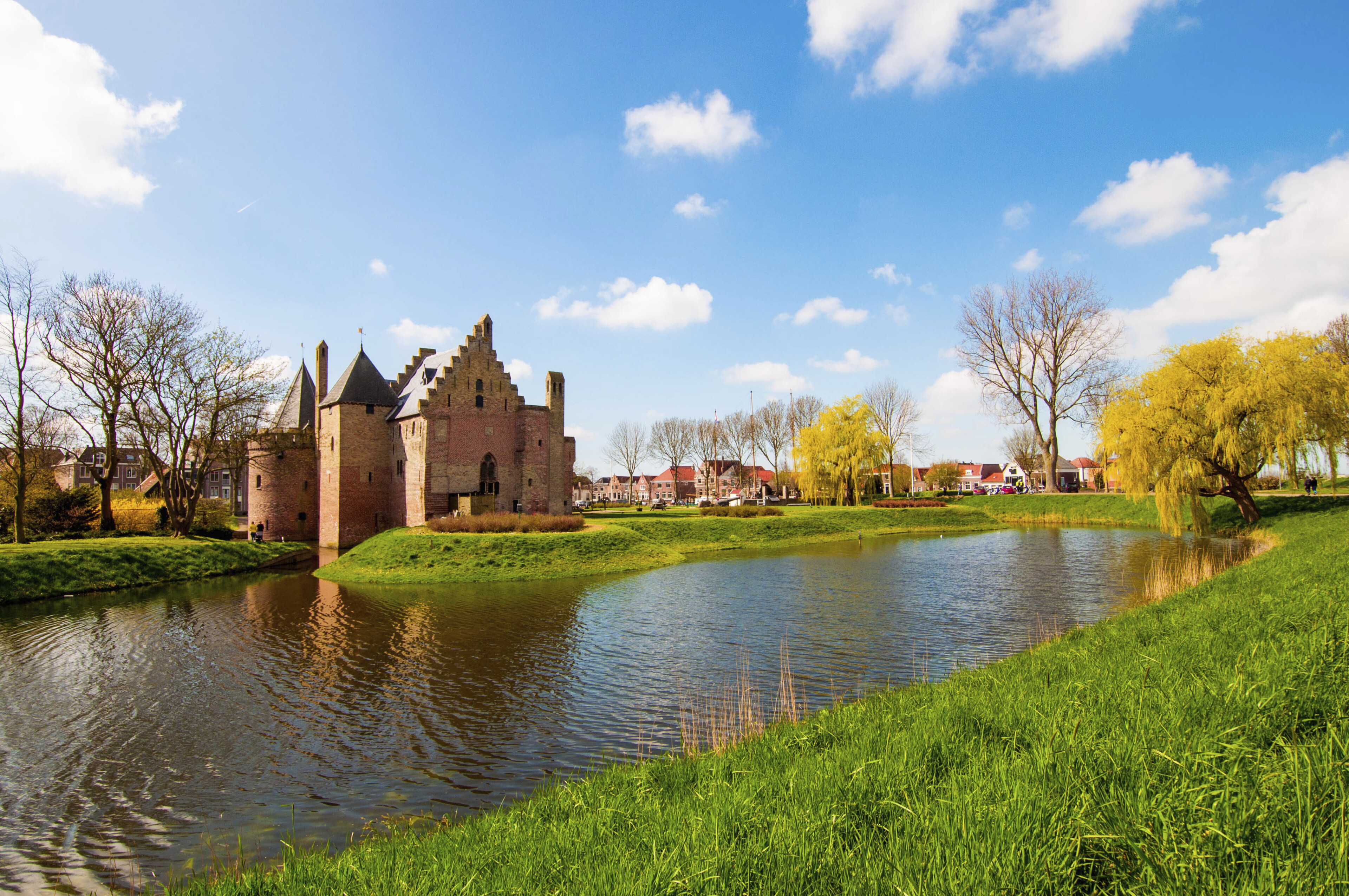 shutterstock 614687537 niederlande medemblik schloss radboud teichjpg 3663022