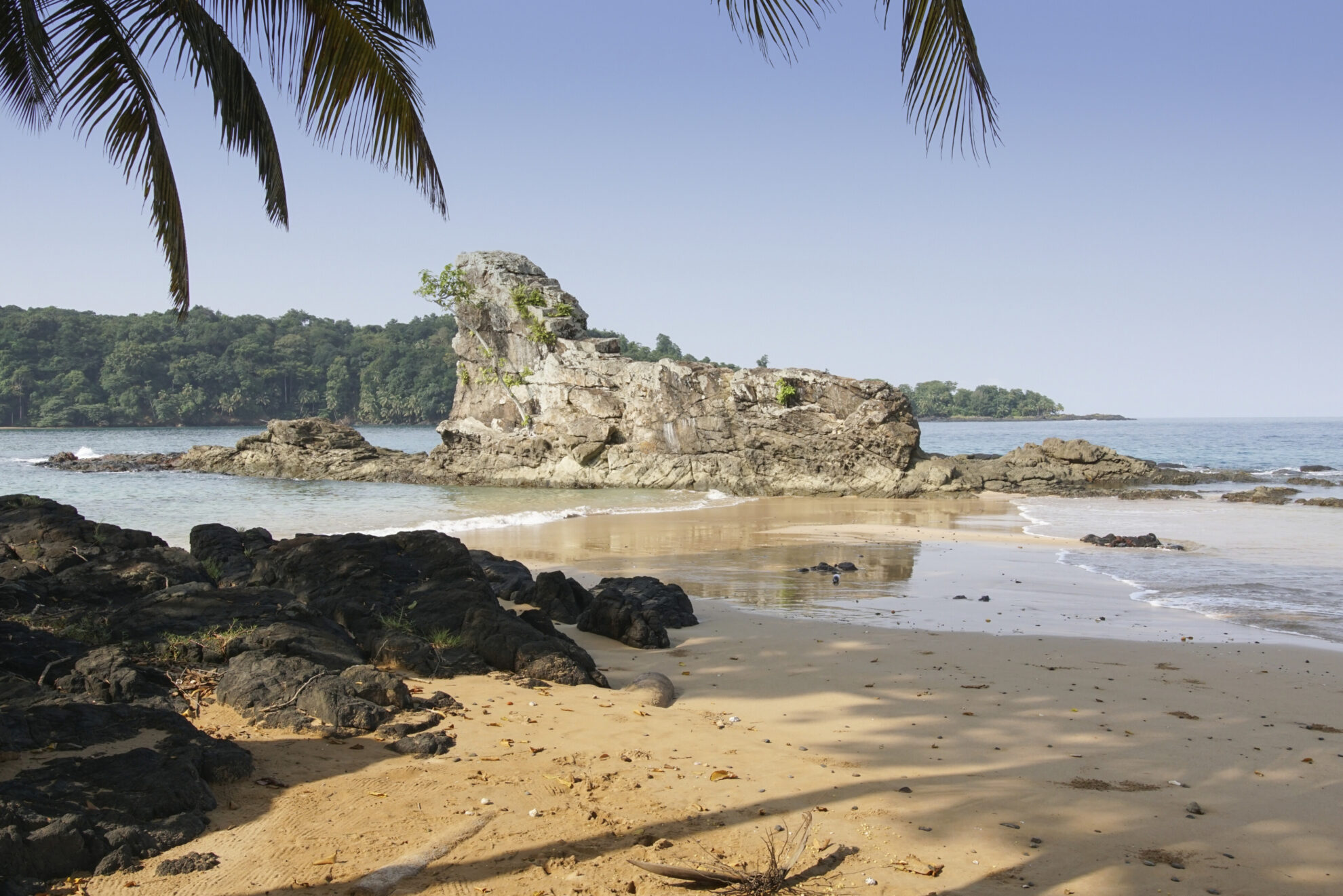 shutterstock 656785891 sao tome principe insel strand meer landschaft praia cocojpg 3669106