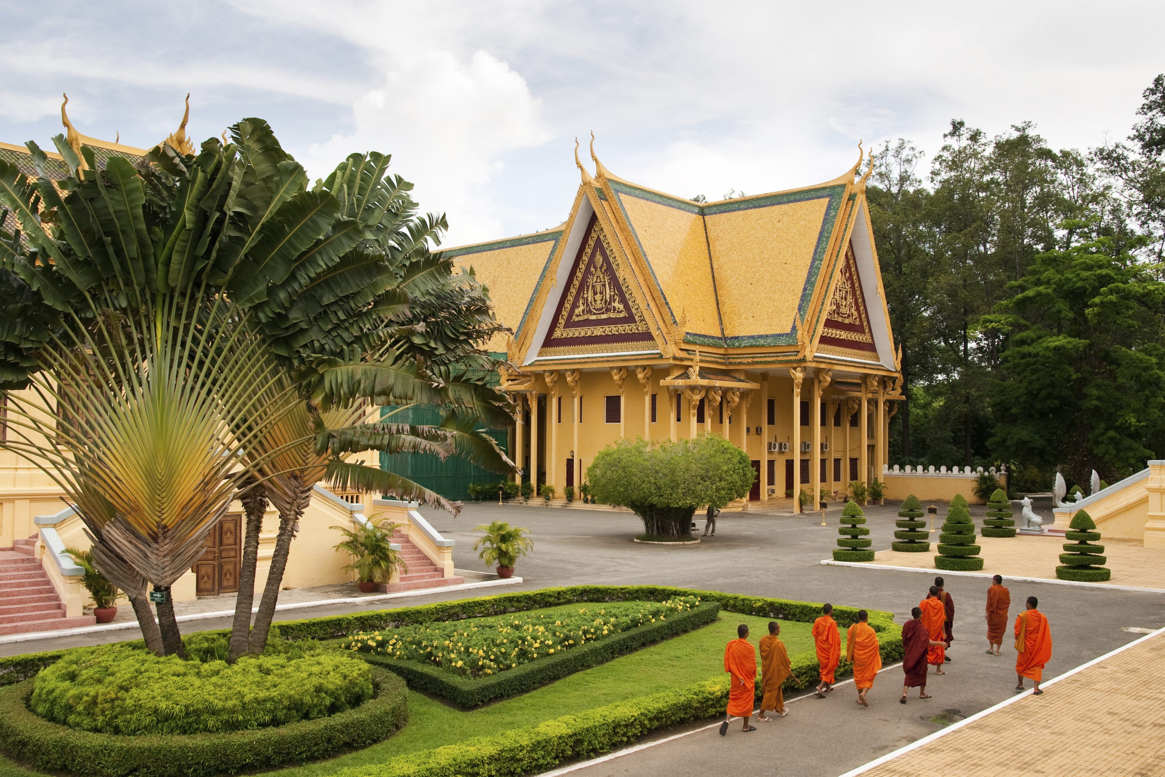 Moenche vor dem Koenigspalast Phnom Penh, Kambodscha