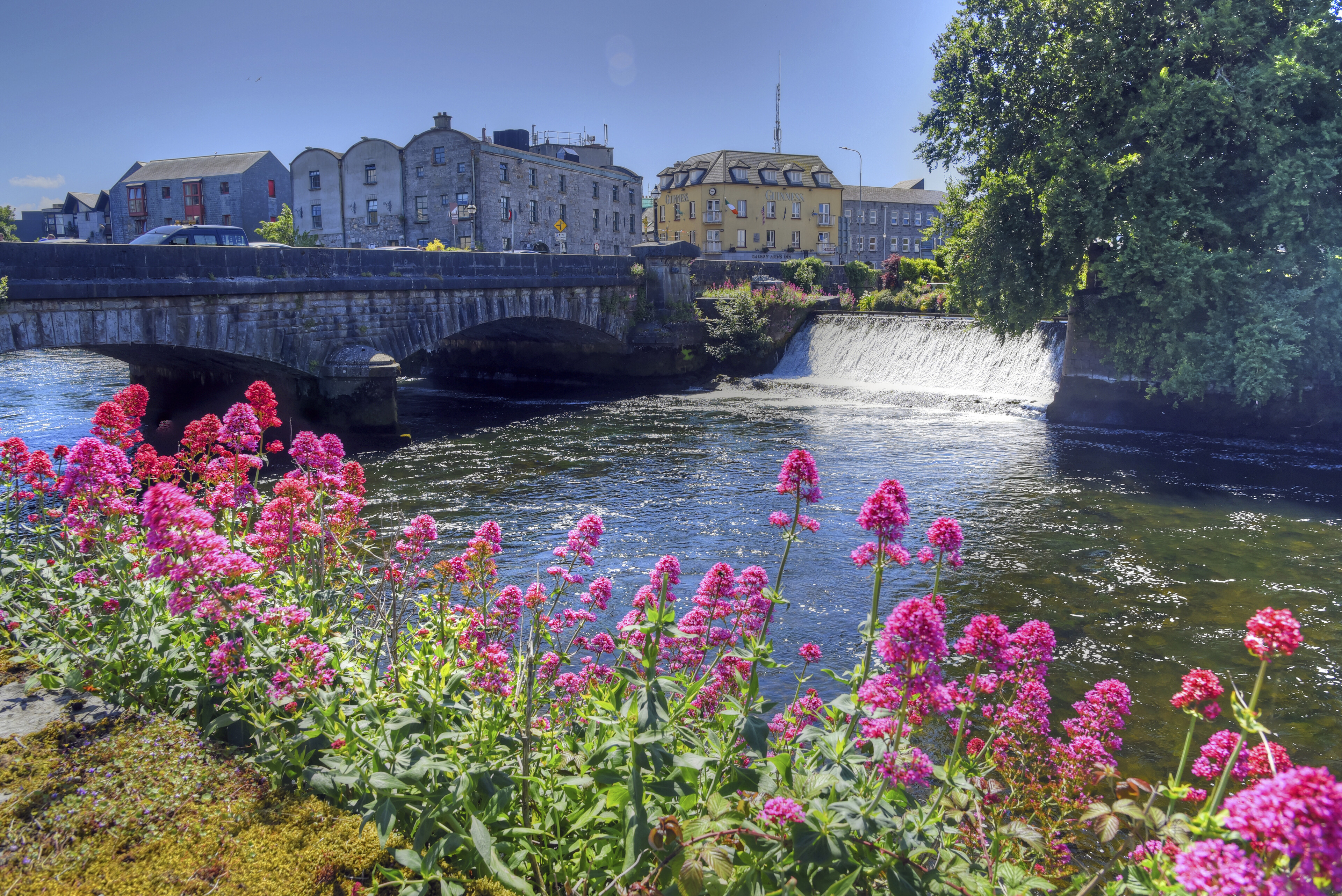 Brücke über dem Corrib in Galway, Irland