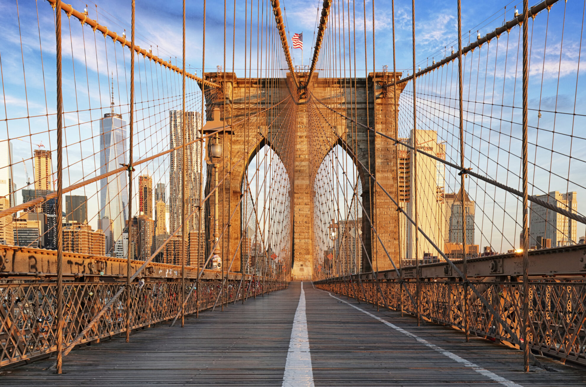 Brooklyn Bridge in Manhattan während des Sonnenuntergangs, USA