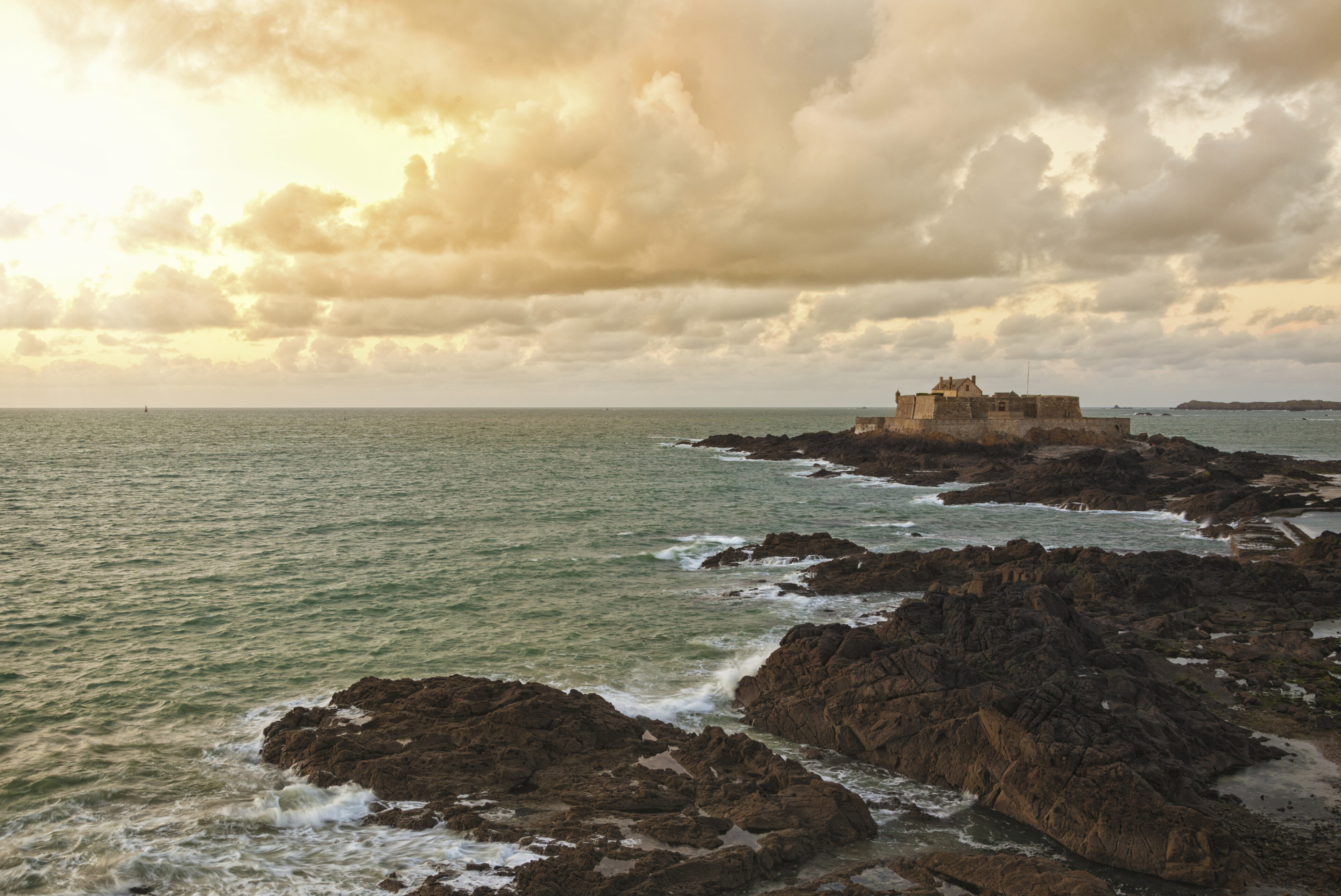 shutterstock 762308671 frankreich saint malo kueste meer panoramajpg 3669474