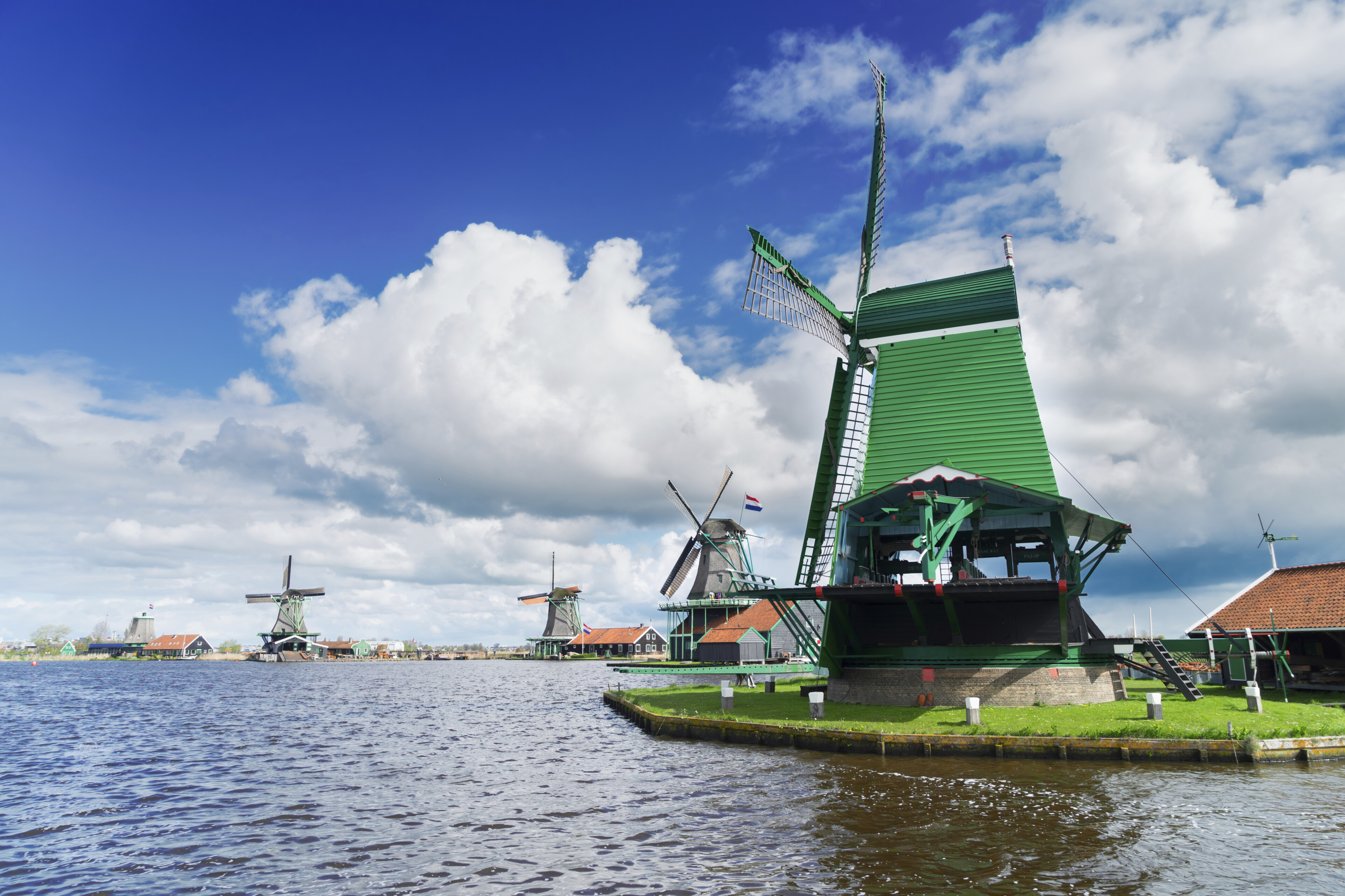 shutterstock 768508069 niederlande windmuehlen meer landschaftjpg 3630775