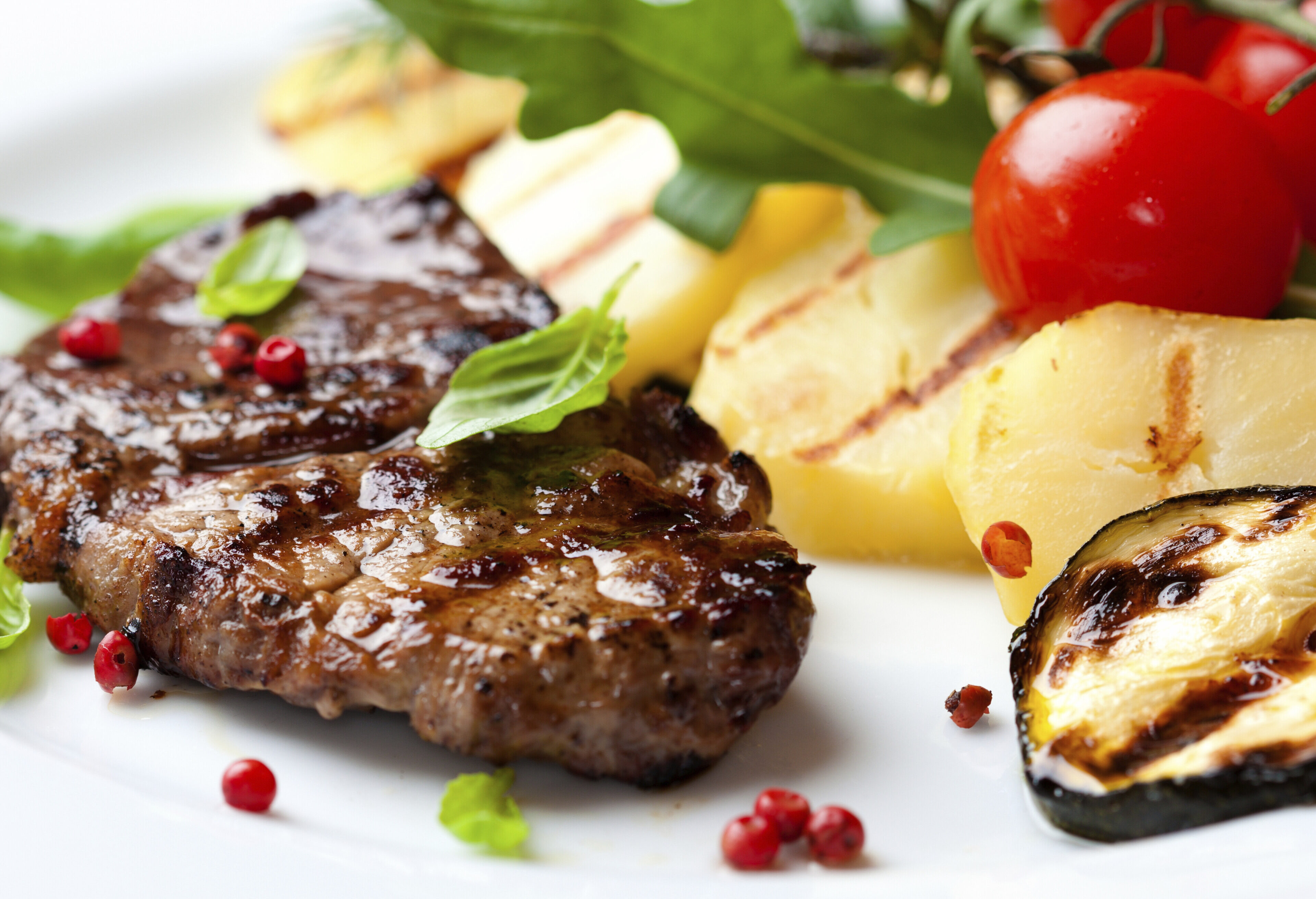 Filetsteak mit rosa Pfeffer, Kartoffeln und Gemüse
