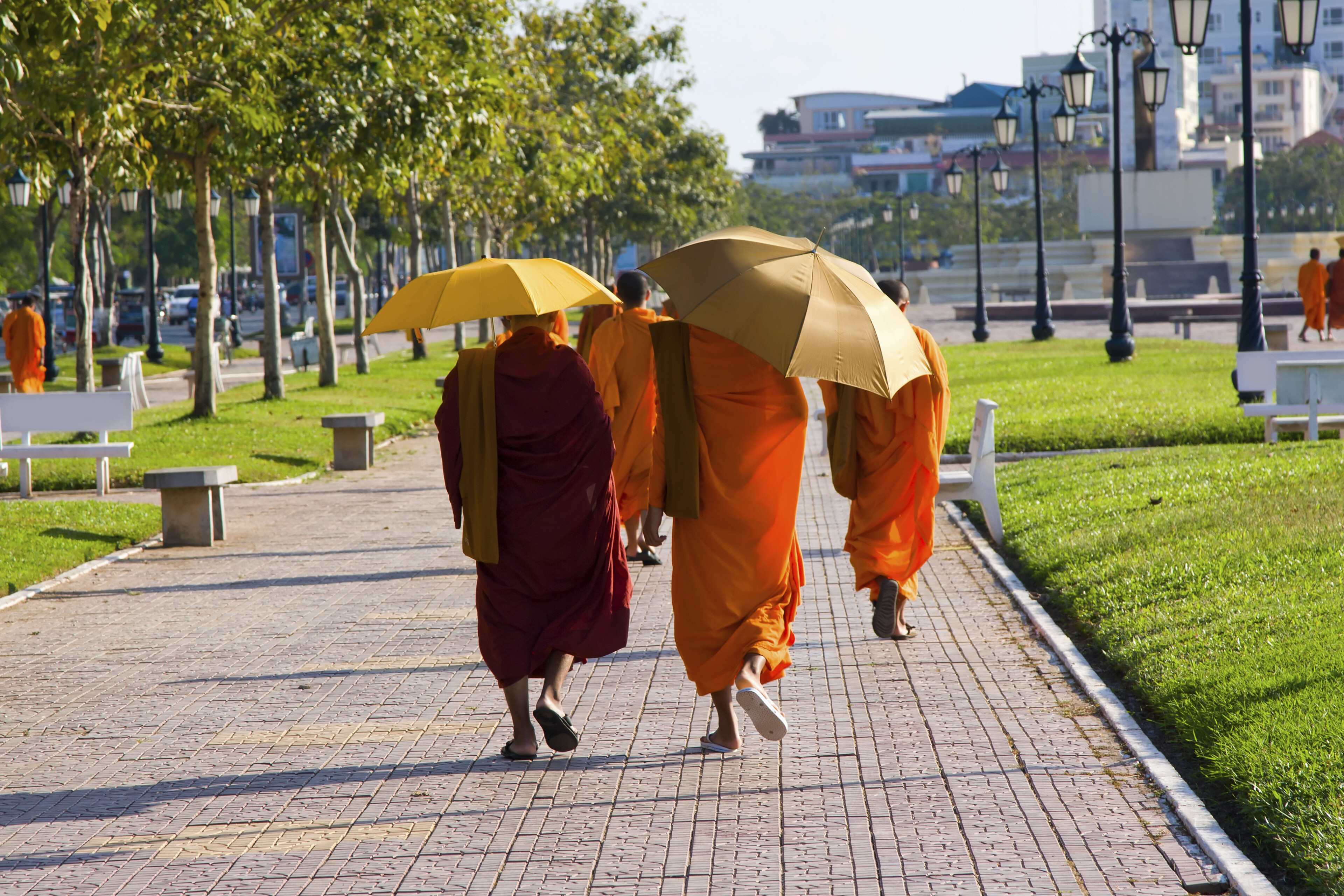 shutterstock 93077167 kambodscha phnom penh strasse menschen moenschejpg 3676409